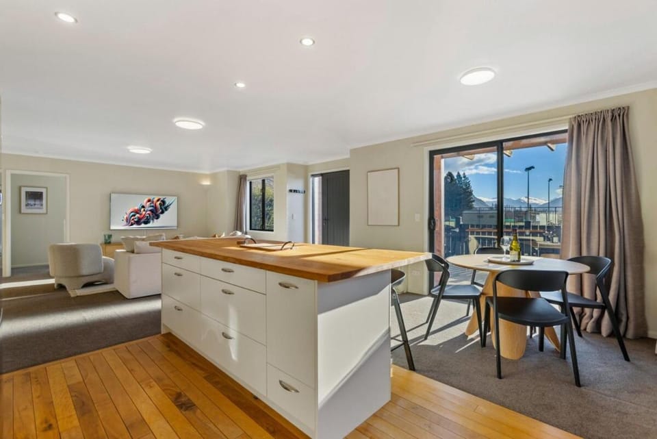 Kitchen or kitchenette, Living room, Seating area, Dining area