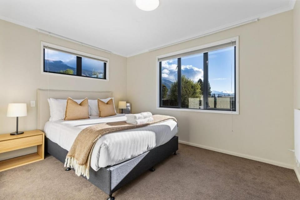 Bed, Natural landscape, Photo of the whole room, Bedroom, Mountain view, towels