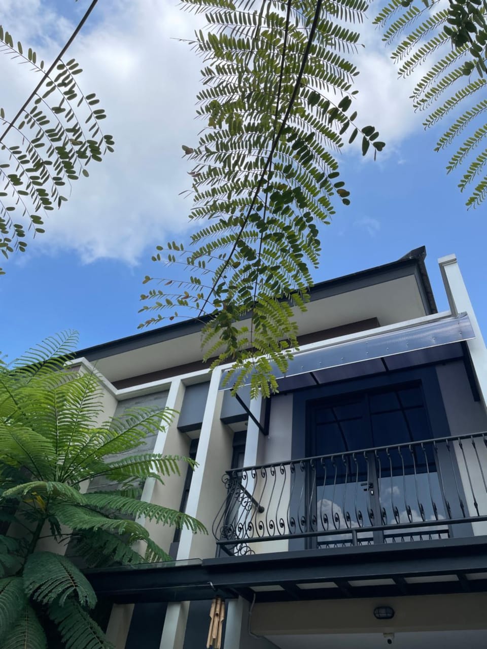 Property building, Day, Balcony/Terrace