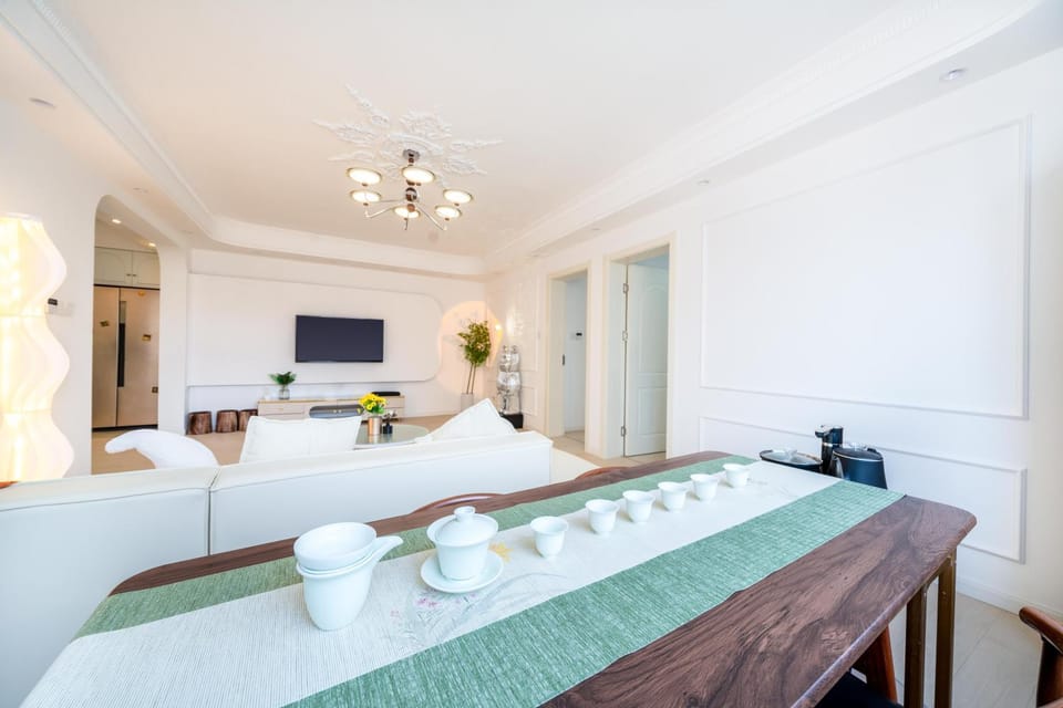 Bed, TV and multimedia, Photo of the whole room, Dining area, Bedroom, fireplace