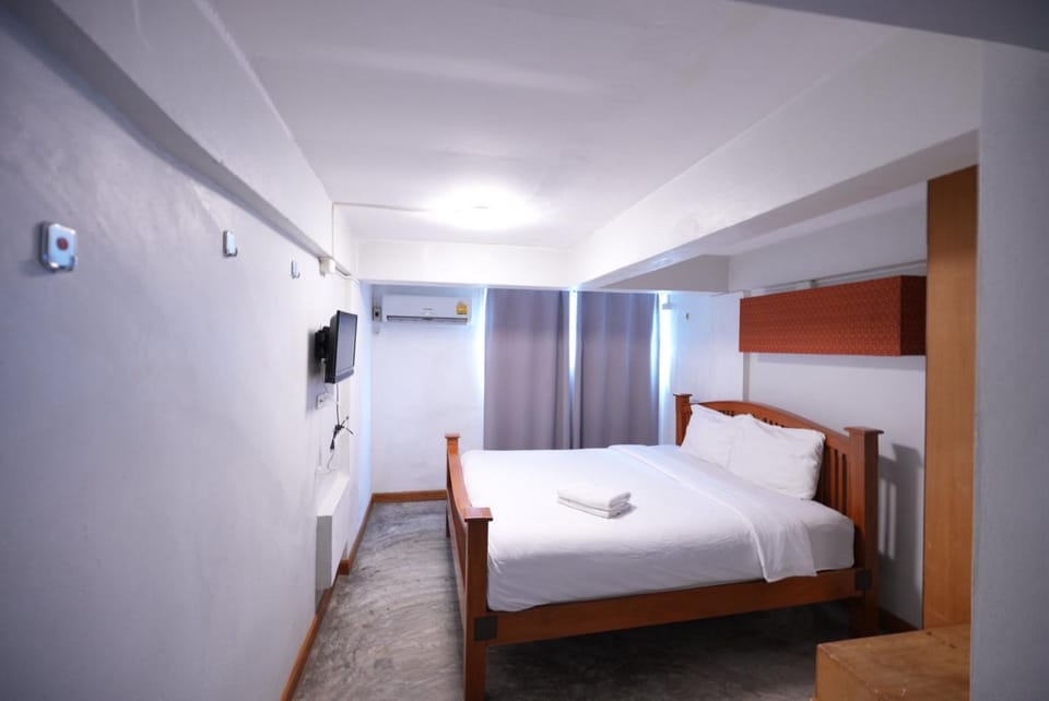 Bed, TV and multimedia, Photo of the whole room, Bedroom