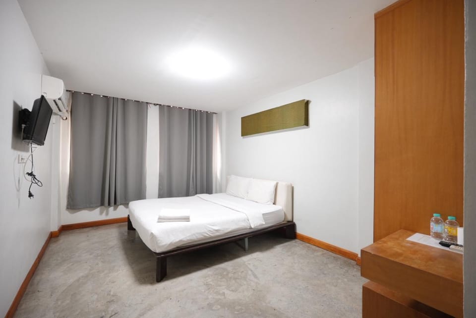 Bed, TV and multimedia, Photo of the whole room, Bedroom, towels