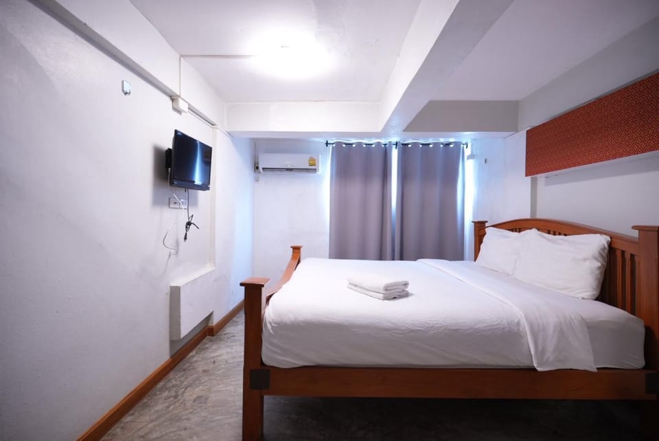 Bed, Photo of the whole room, Bedroom, towels, air conditioner