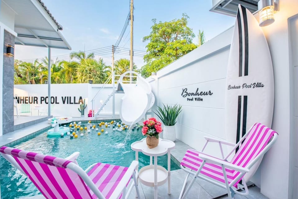 Pool view, Swimming pool, sunbed