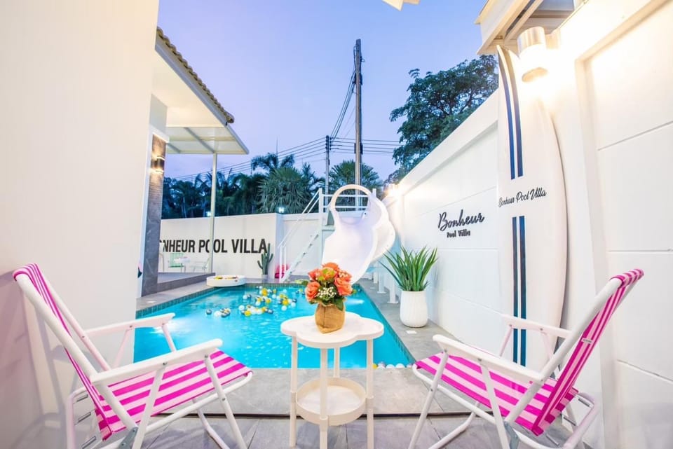 Pool view, Swimming pool, sunbed