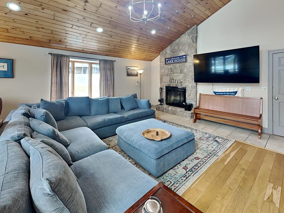 Day, TV and multimedia, Living room, Seating area, fireplace, furniture