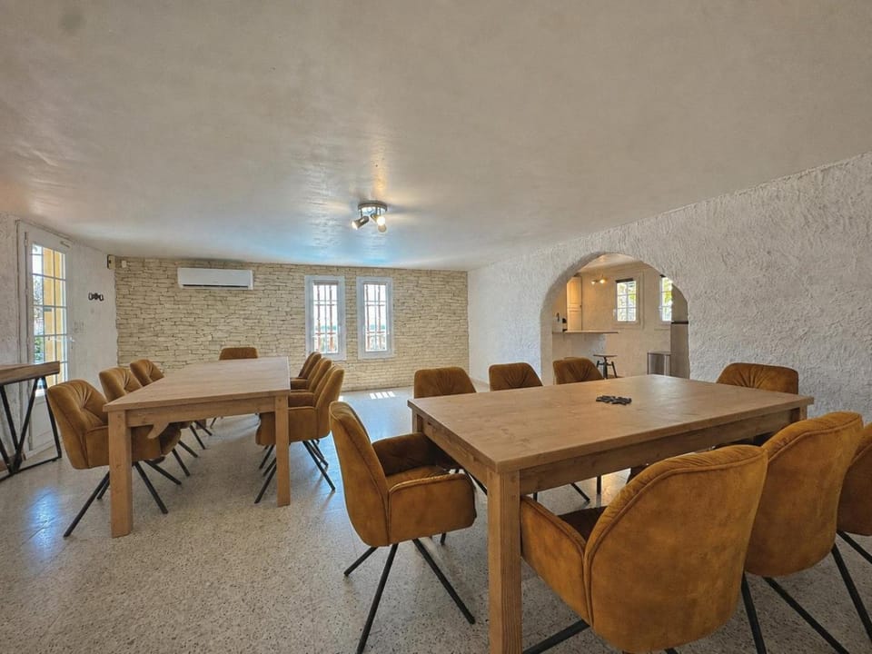 Les Hauts de Bezouce, Calme, Espace et Jeux Bed and Breakfast in Provence