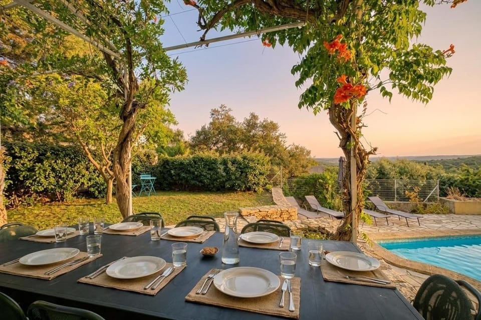 Les Hauts de Bezouce, Calme, Espace et Jeux Bed and Breakfast in Provence