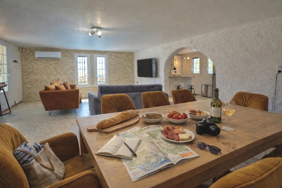 Les Hauts de Bezouce, Calme, Espace et Jeux Bed and Breakfast in Provence-Alpes-Côte d'Azur