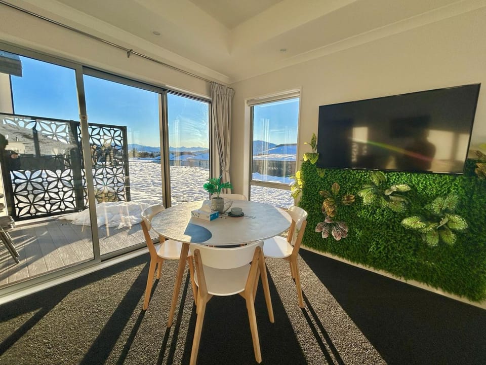 TV and multimedia, Living room, Dining area