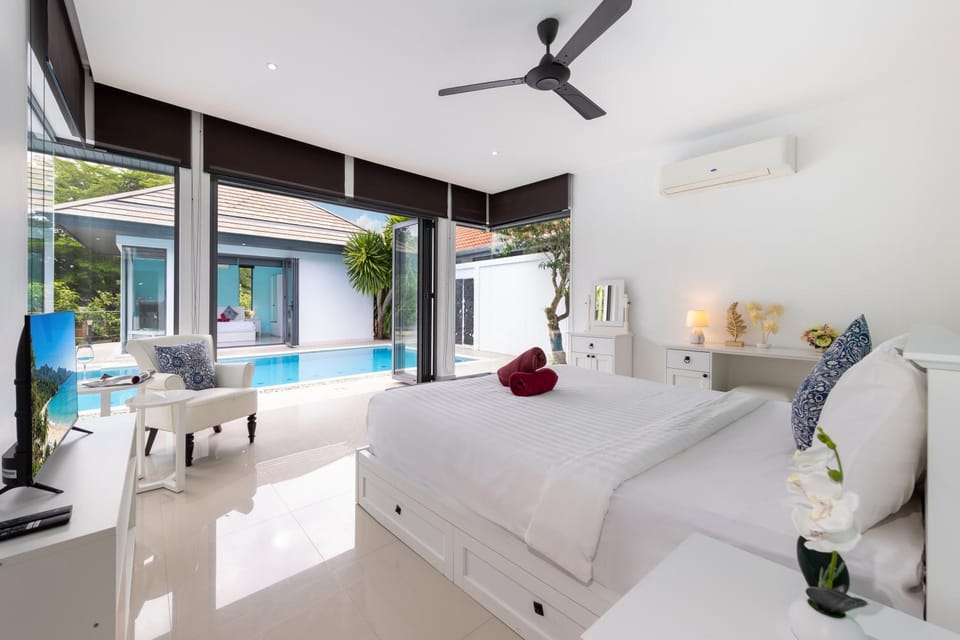 Bed, TV and multimedia, Bedroom, Pool view, Swimming pool, Swimming pool