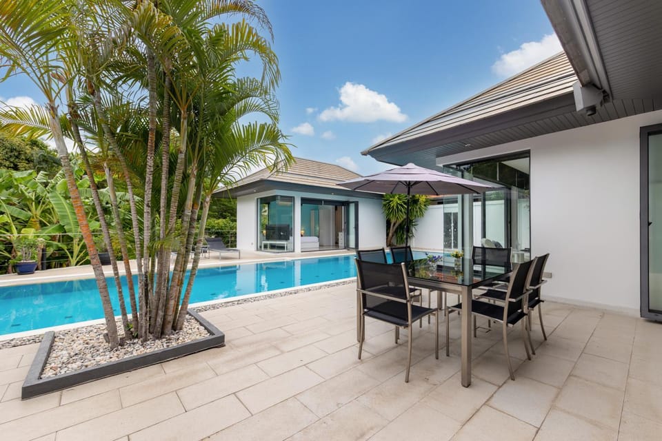 Property building, Balcony/Terrace, Dining area, Swimming pool