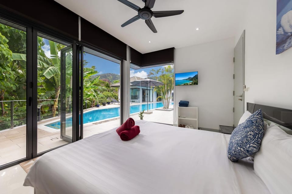 Property building, Bed, TV and multimedia, Bedroom, Swimming pool