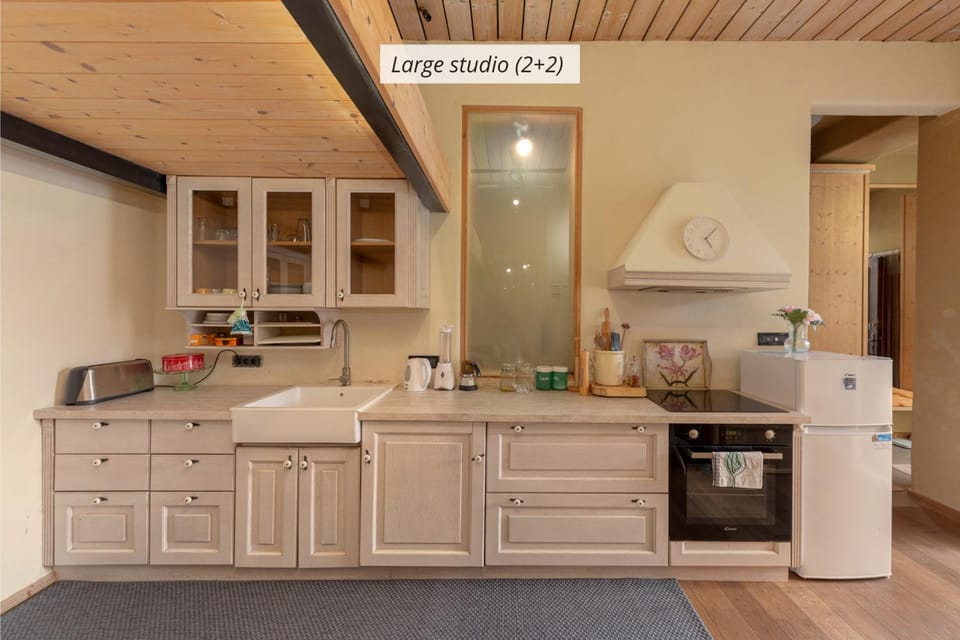 Coffee/tea facilities, Kitchen or kitchenette, oven, stove
