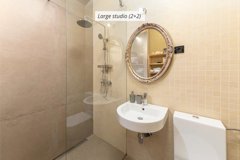 Shower, Toilet, Bathroom, bidet, towels