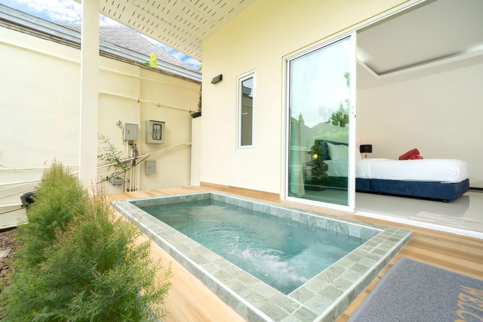 Patio, Day, Hot Tub, Bedroom, Swimming pool