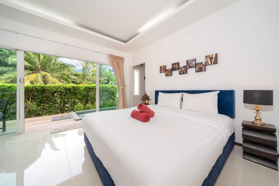 Bed, Photo of the whole room, Seating area, Bedroom