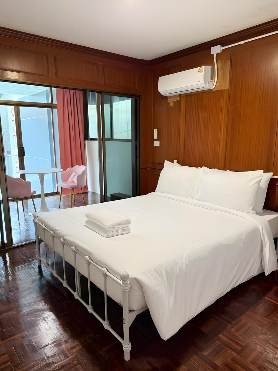 Bed, Photo of the whole room, towels