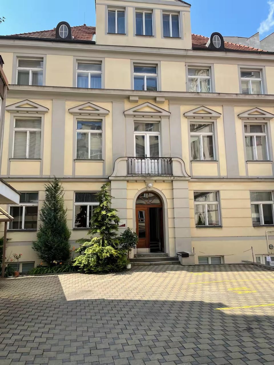 Private Room With Free Parking Next to Railway Station Bed and Breakfast in Prague