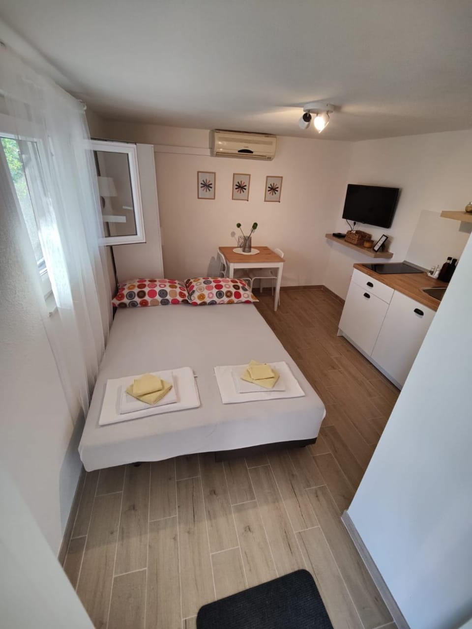 Bed, Photo of the whole room