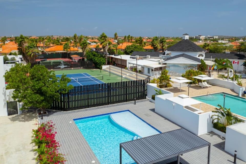 Property building, Day, Pool view, Swimming pool, sunbed