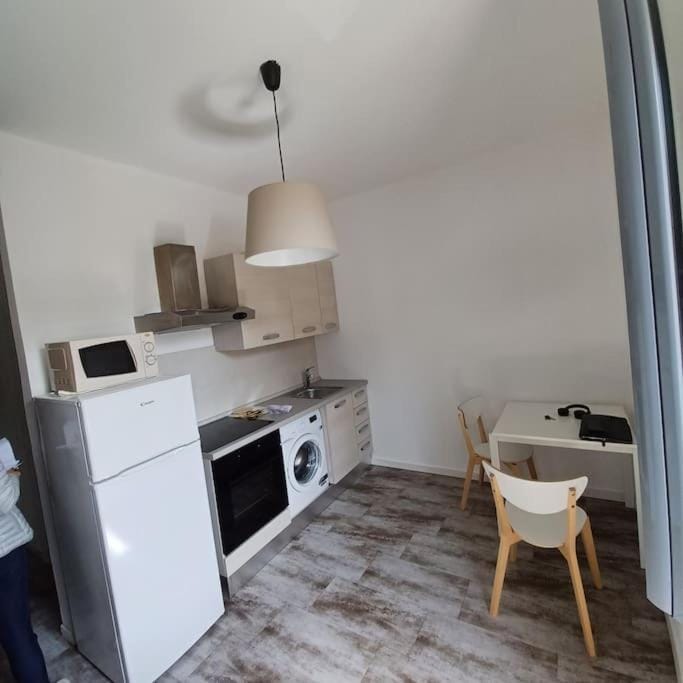 Kitchen or kitchenette, oven, stove