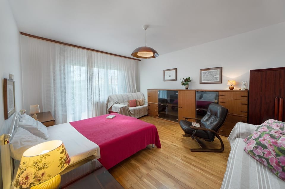 Bed, Bathroom