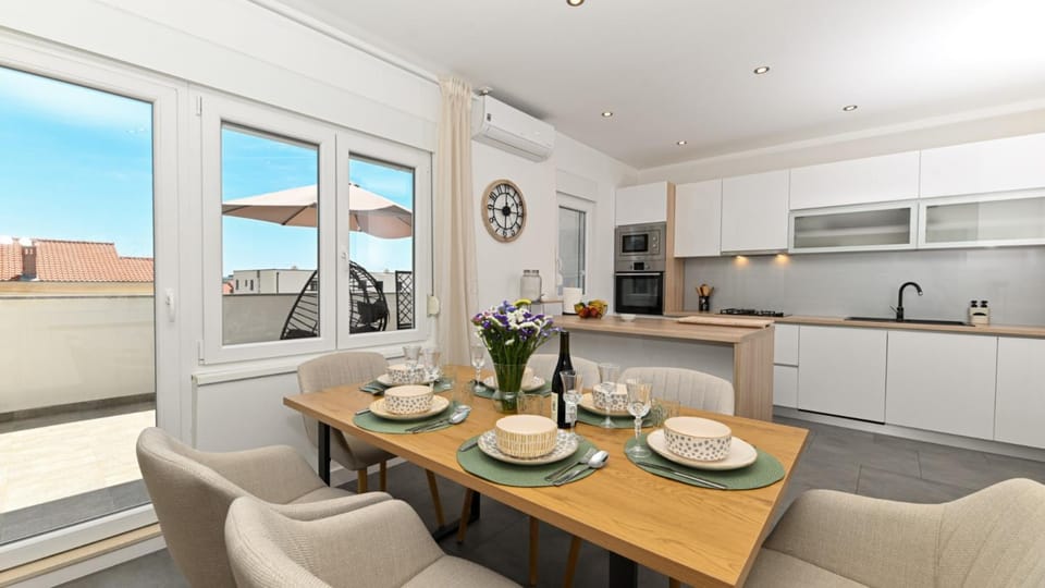 Kitchen or kitchenette, Dining area