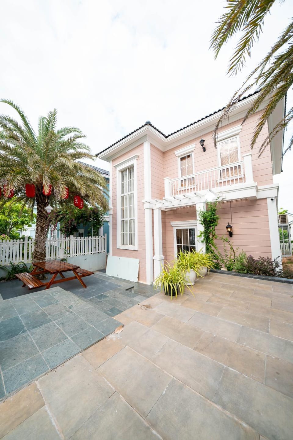Property building, Day, Garden, Garden view