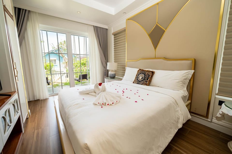 Bed, Photo of the whole room, Bedroom, towels