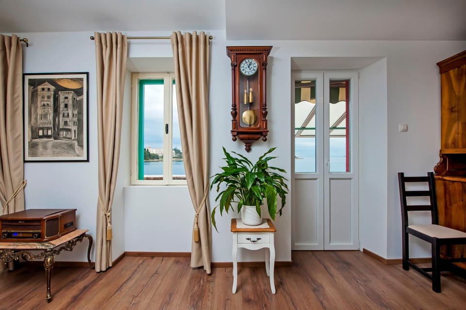 Living room, Seating area, hair dresser