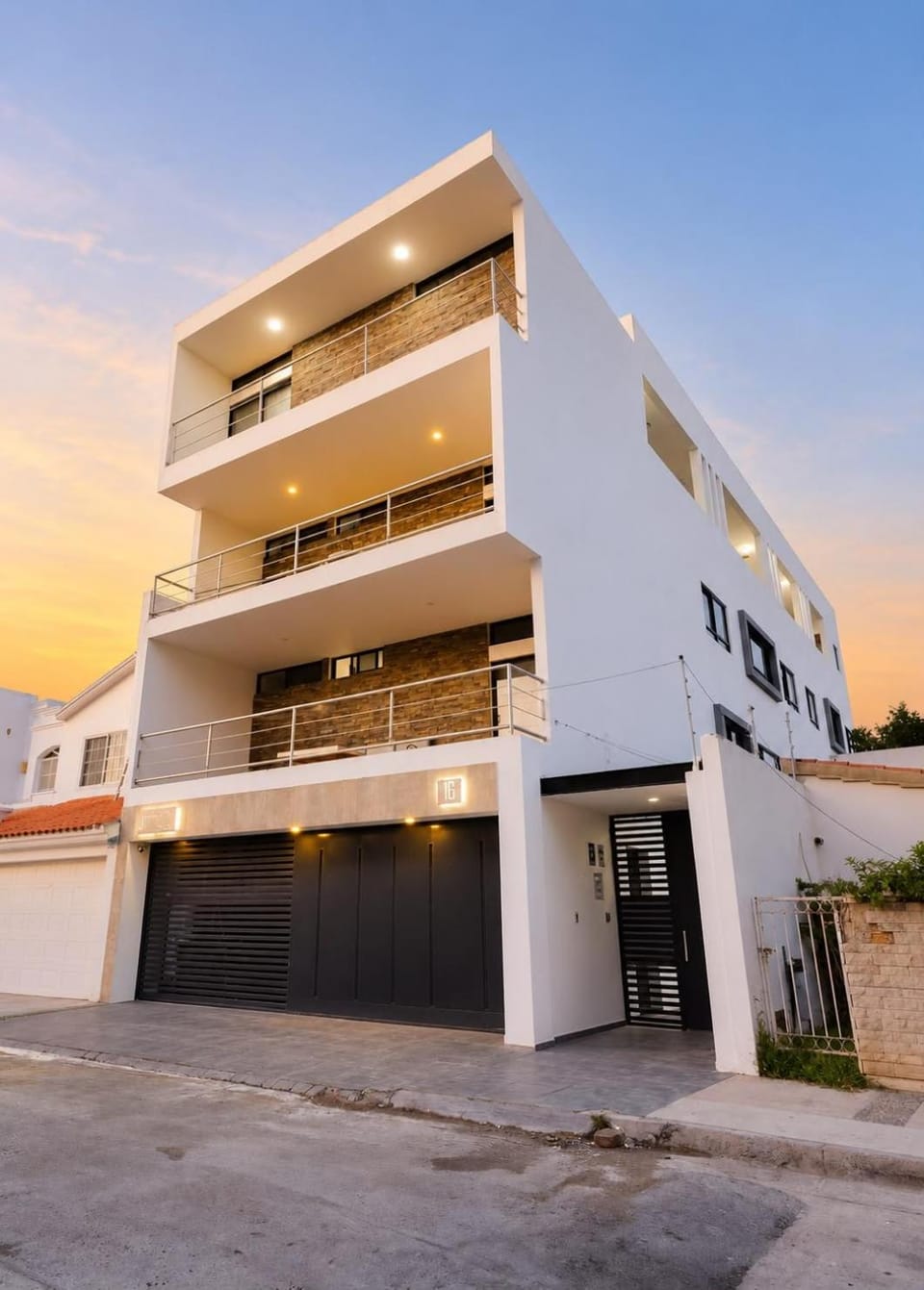 Property building, Facade/entrance, pet friendly, pet friendly