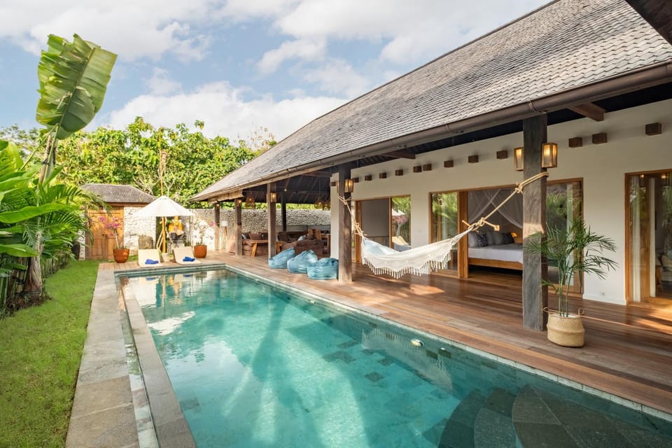 Property building, Patio, Day, Garden, Pool view, Swimming pool, sunbed