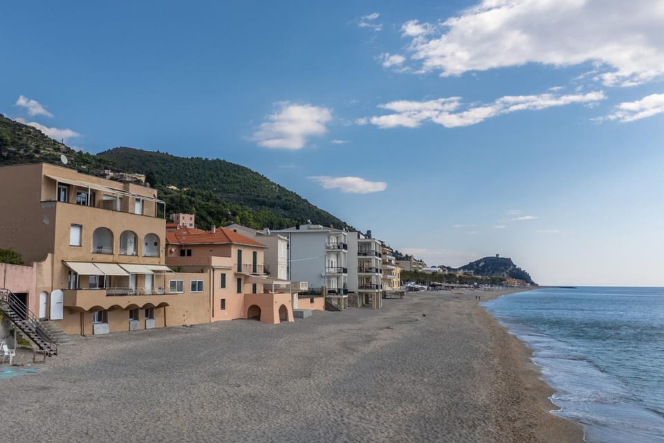 Villa Liliana - Stella Marina - Trilocale Elegante con Balcone Vista Mare - Accesso Diretto alla Spiaggia Apartment in Varigotti