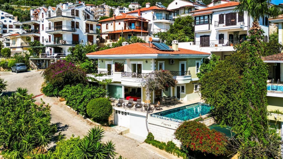 Property building, Natural landscape, Bird's eye view, Garden, Pool view, Sea view, Sea view, Swimming pool, sunbed