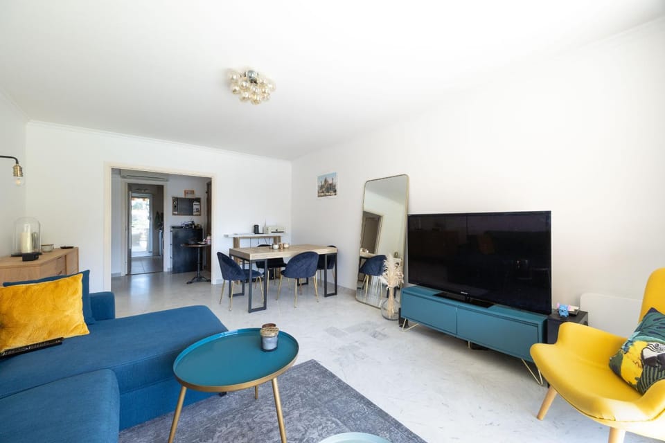 Communal lounge/ TV room, Living room