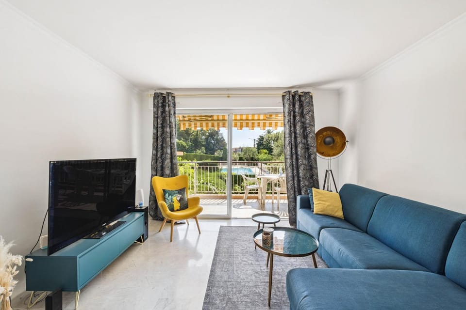Communal lounge/ TV room, Living room