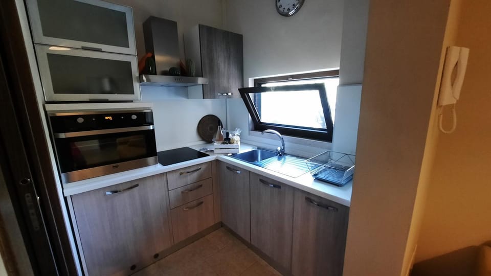 Kitchen or kitchenette, dishwasher, minibar, oven, stove, toaster