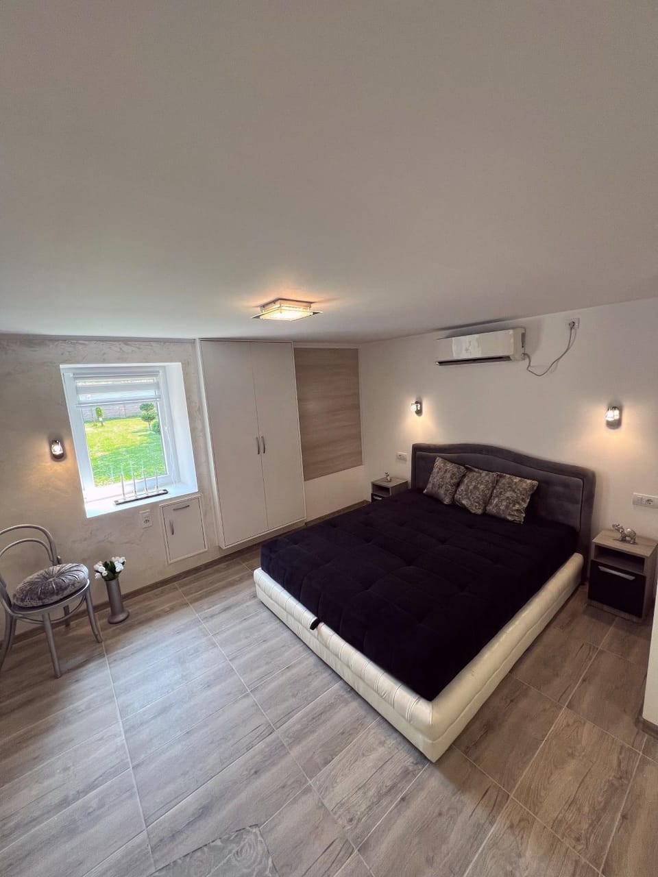 Bed, Living room, air conditioner
