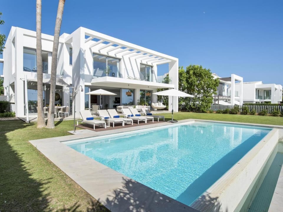 Property building, Swimming pool, sunbed