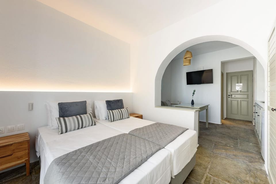 Bed, TV and multimedia, Photo of the whole room, Seating area, Bedroom