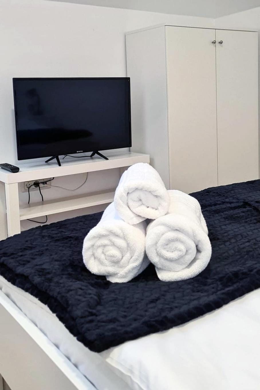 Bed, TV and multimedia, Photo of the whole room, Bedroom