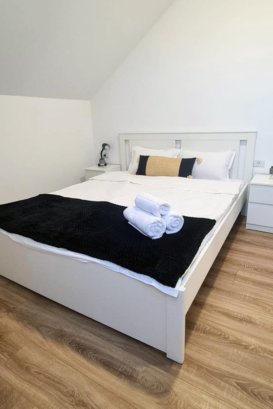 Bed, Photo of the whole room, Bedroom, towels