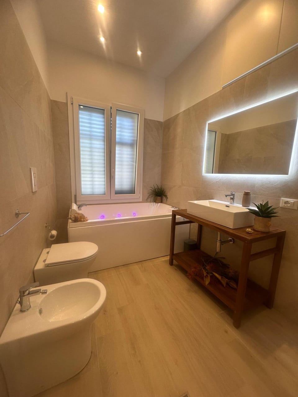 Toilet, Hot Tub, bidet, towels