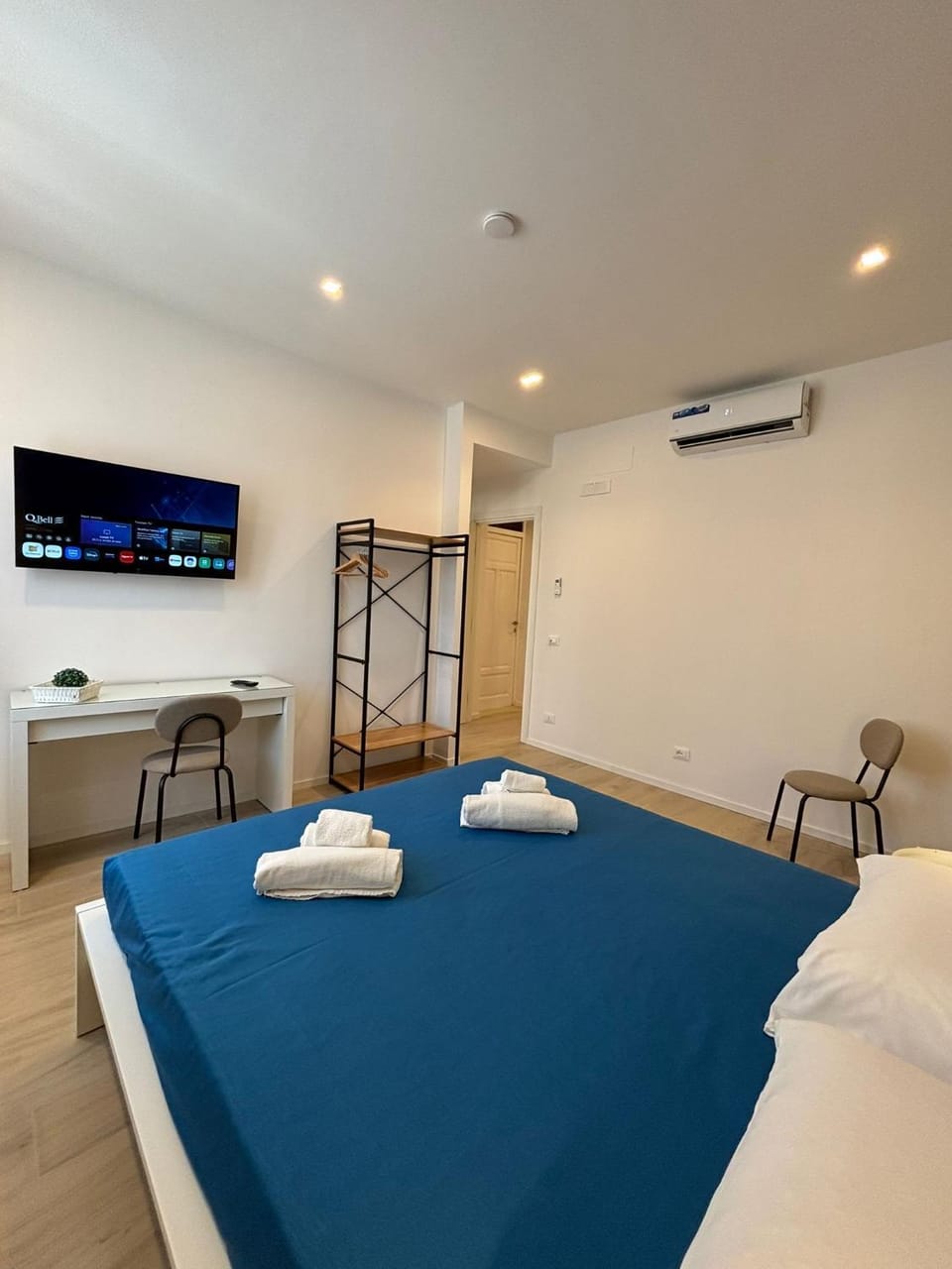 Bed, TV and multimedia, Photo of the whole room, Bedroom, towels, air conditioner