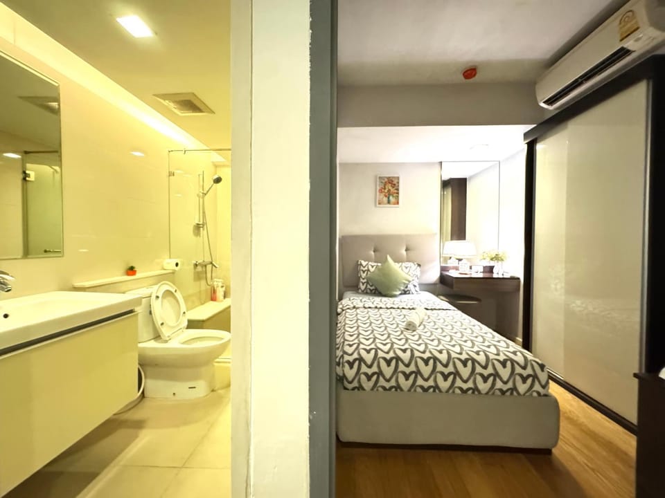 Central Living Ploenchit Apartment in Bangkok