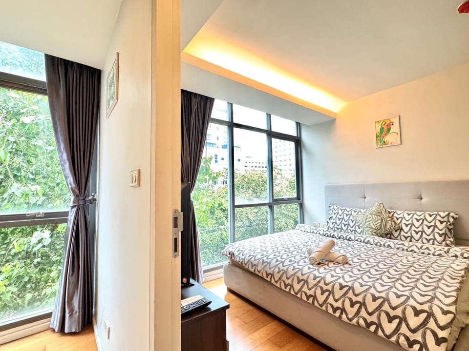 Central Living Ploenchit Apartment in Bangkok