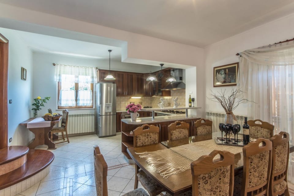 Kitchen or kitchenette, Seating area, Dining area, oven, stove