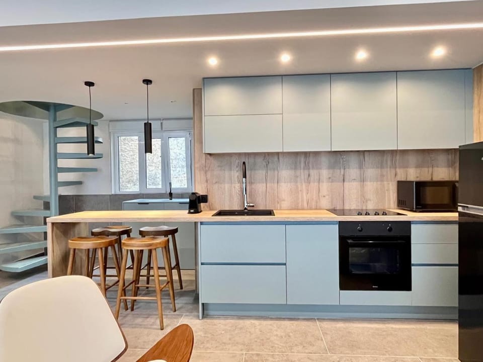 Kitchen or kitchenette, Dining area, oven, stove