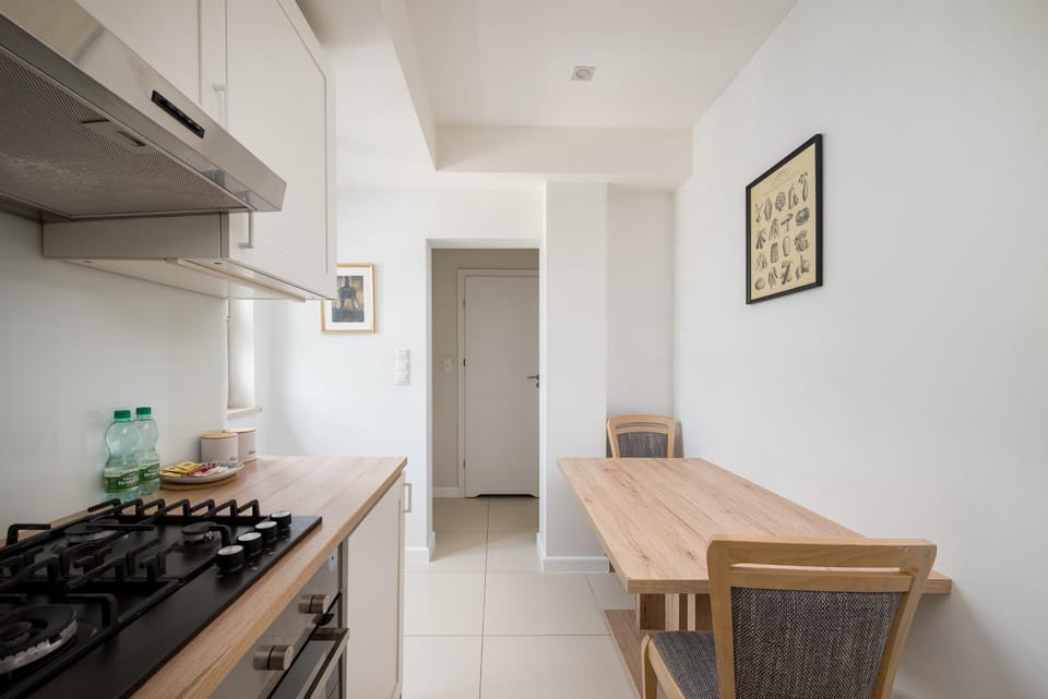 Kitchen or kitchenette, Dining area, stove